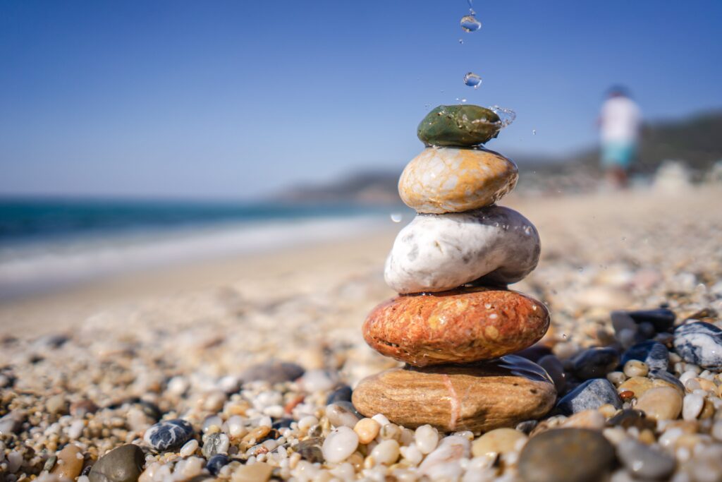 opgestapelde steentjes - balans en rust vinden