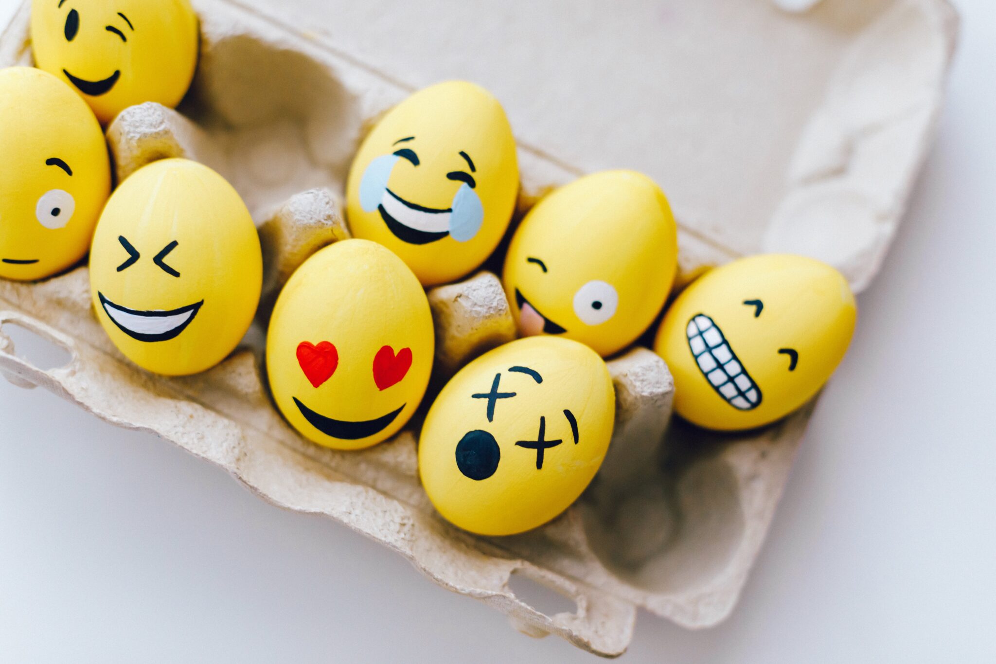 beschilderde eieren met emoties - familieopstellingen