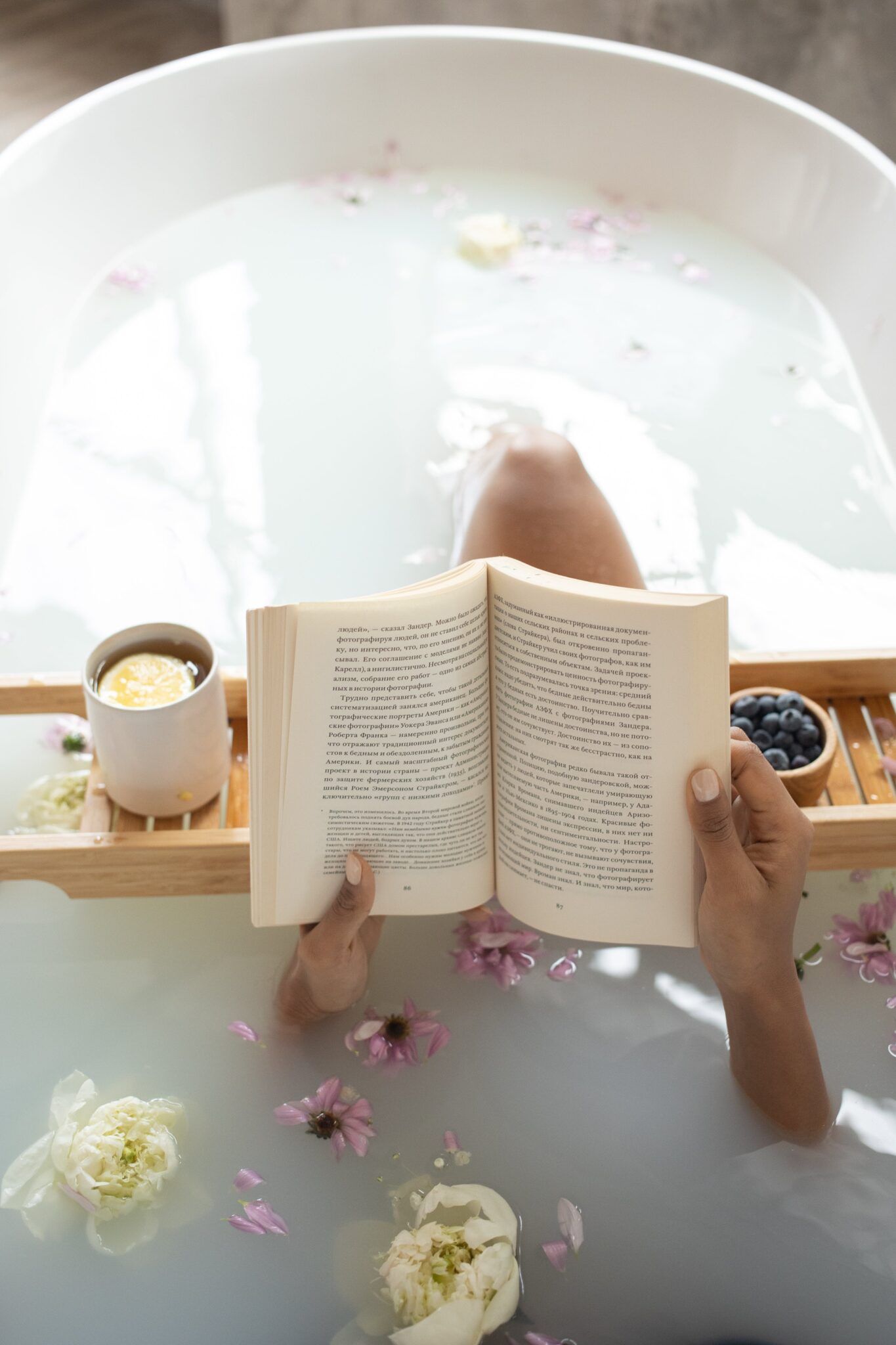 vrouw in bad met boek voor rust en balans-zelfzorg